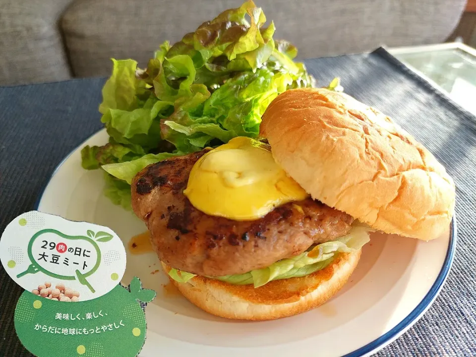 大豆ミートでハンバーガー🍔
黄金の照り焼きマスタードソース|しあるさん