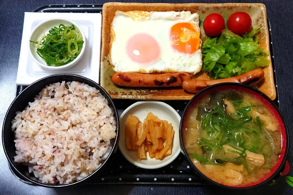 休日の朝ごはん（十六穀ごはんに目玉焼き・ソーセージ・サラダ、納豆、玉ねぎと菊芋のみそ汁、割干大根漬）|Mars＠釜飯作り研究中さん