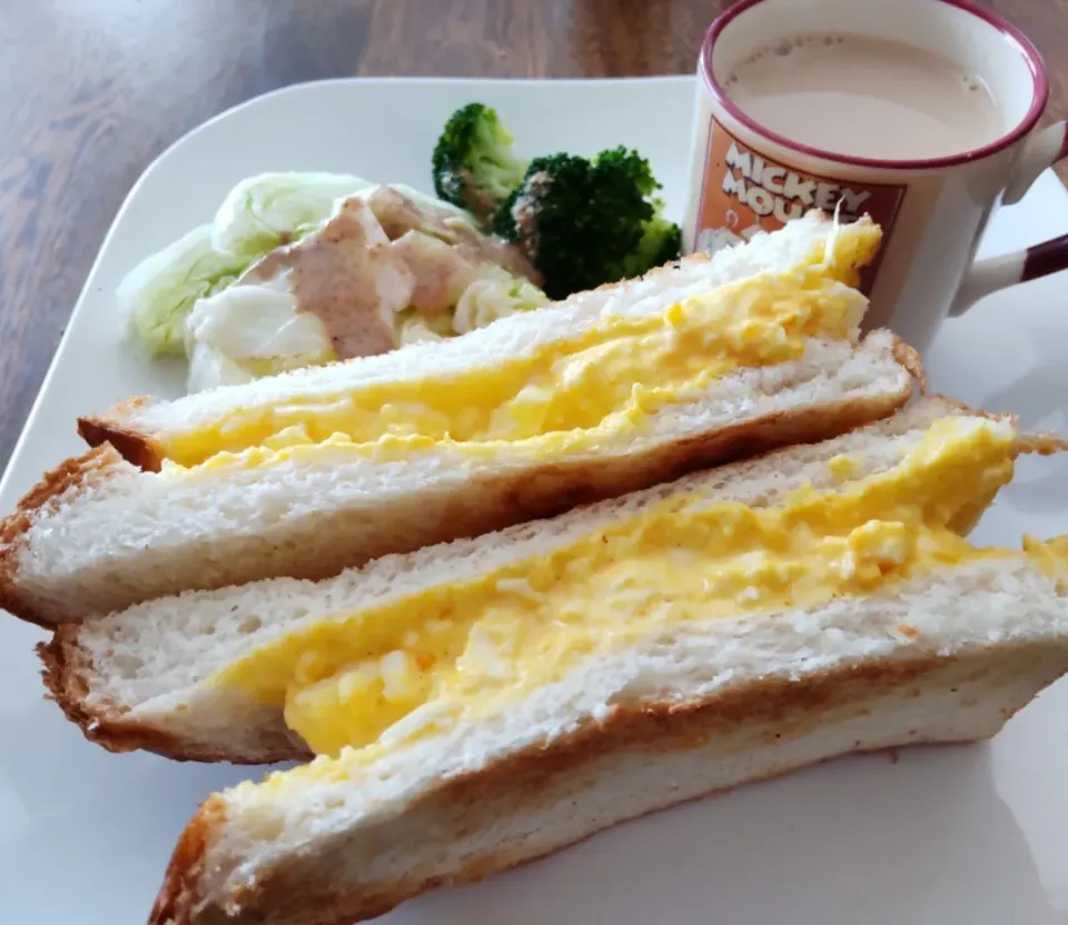 Snapdishの料理写真:今日のブランチ☀️
タマゴサンド
レタスとブロッコリー
(エゴマのドレッシング)
カフェオレ|たつかばさん