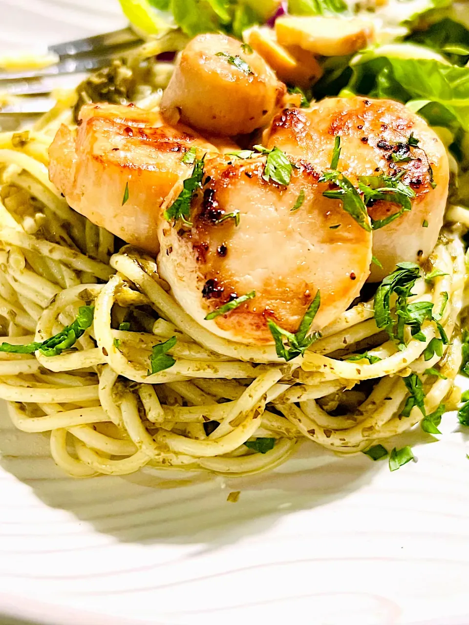 Snapdishの料理写真:Lemon pepper Scallops with fresh basil garlic spinach pesto|chimpmunkeeさん