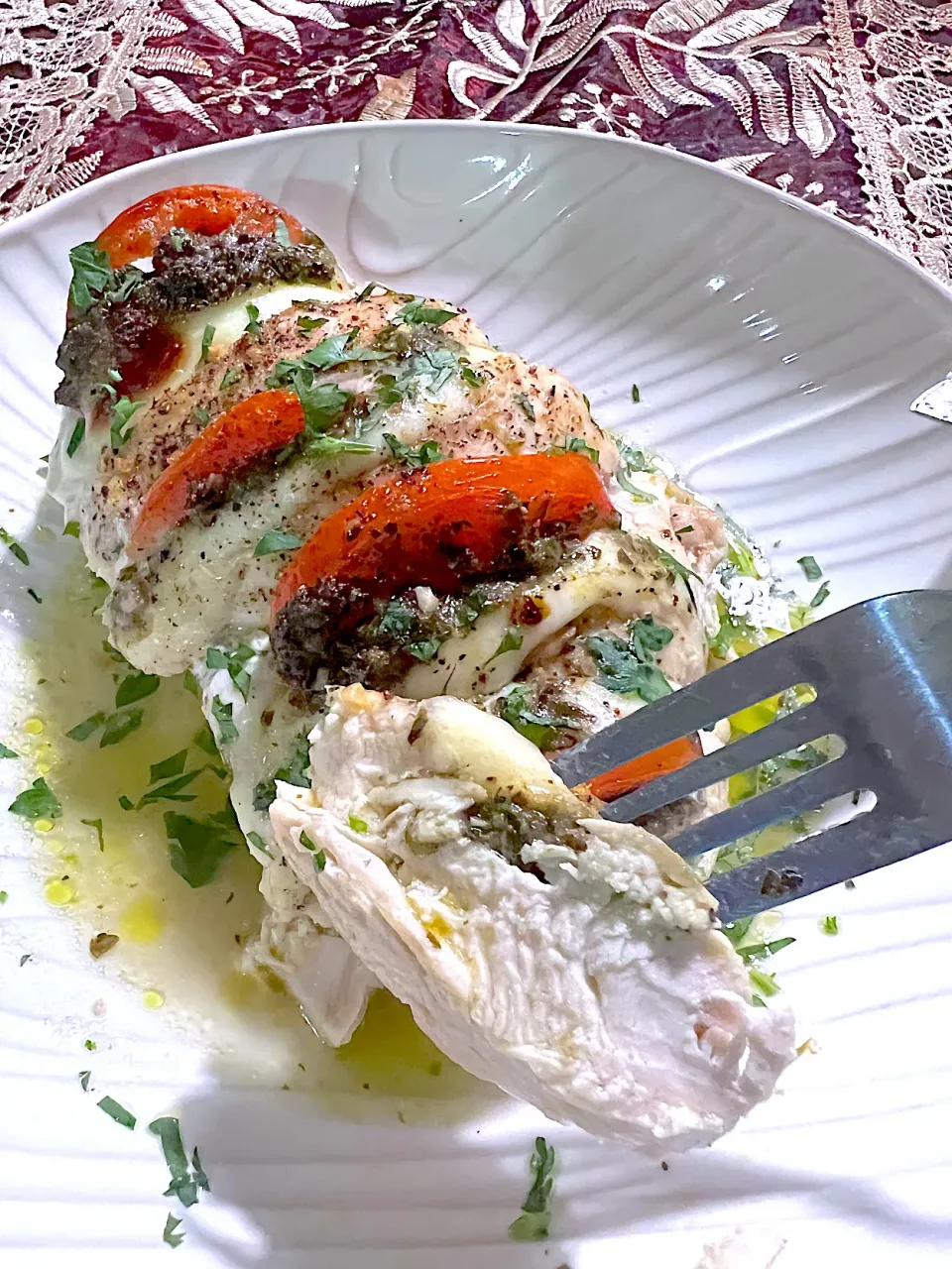 Hasselback pesto chicken breast with Roma tomato and fresh mozzarella|chimpmunkeeさん