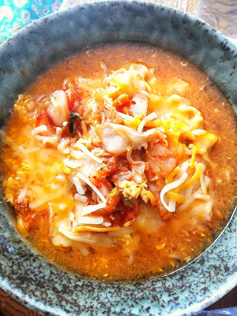 マイルド辛ラーメン
キムチのせ
玉子とチーズでまろやかに|たつかばさん