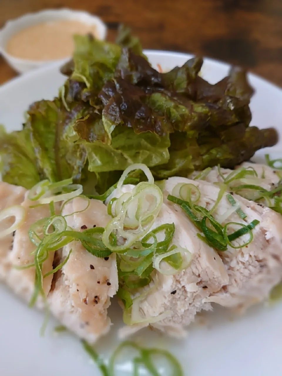 鳥むね肉の酒蒸し。
漬けダレはマヨネーズわさび醤油。|闇夜の狸さん