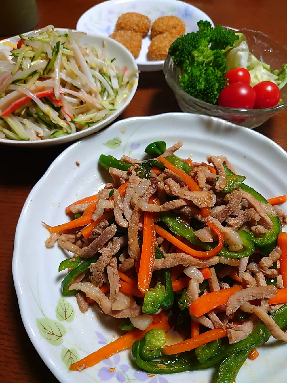 豚肉とピーマン炒めもの
もやしサラダ
かぼちゃコロッケ
サラダ|ぱやさん