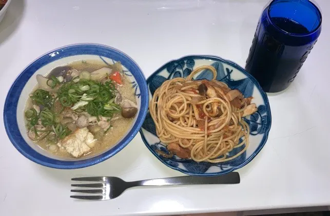 晩御飯は☆しめじとベーコンのトマトパスタ☆豚汁。ママ友に貰ってたパスタを使って晩御飯。７束分のパスタが１食で無くなった😅|Saharaさん