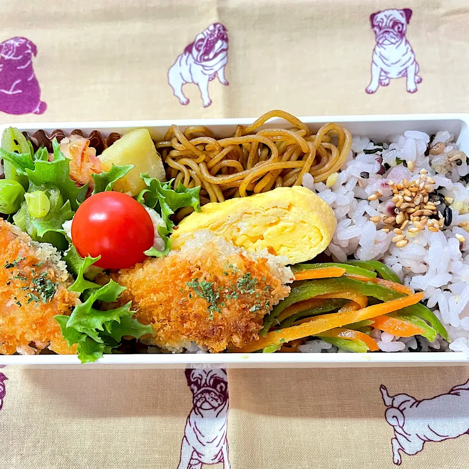 Snapdishの料理写真:サーモンフライ夜勤弁当(娘)☆12月10日|kaoriさん