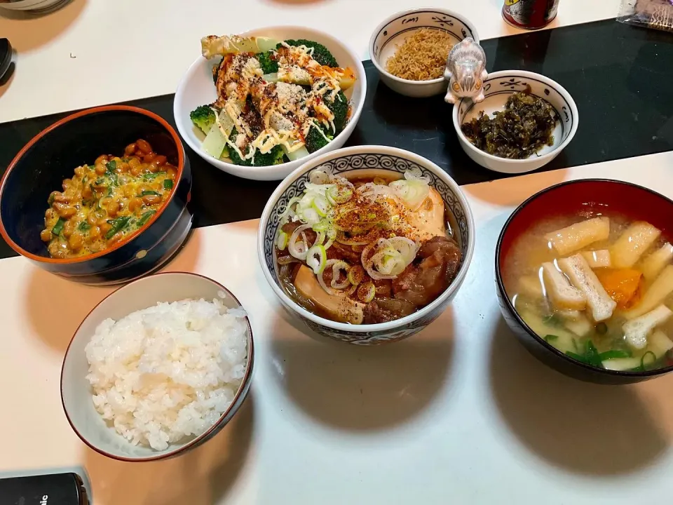 牛すじ煮込みと、納豆と、カボチャとお揚げさんのお味噌汁と、ブロッコリーと、ちりめん山椒と、高菜漬けで晩御飯|Takeshi  Nagakiさん