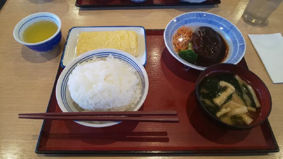 ハンバーグと玉子焼き(昼飯。まいどおおきに食堂)|enarinさん