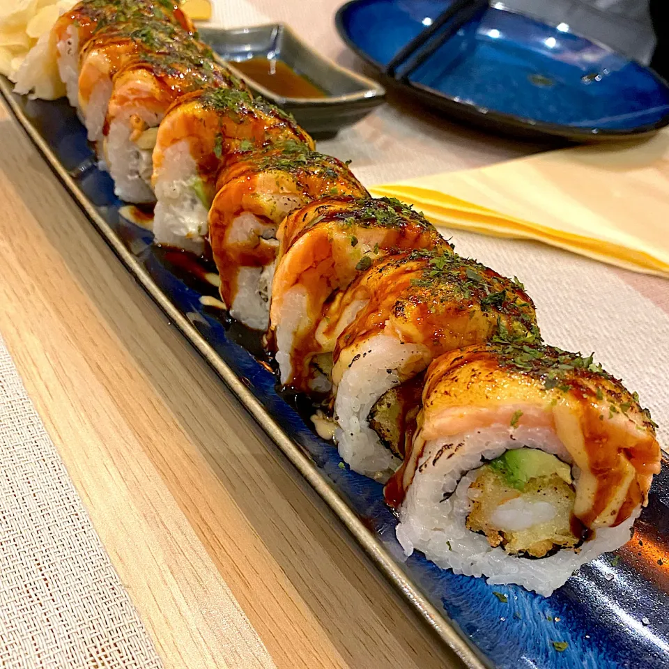 Salmon sushi with avocado and fried shrim😋 my favorite food of all the time ❤️|Imre Kamillaさん