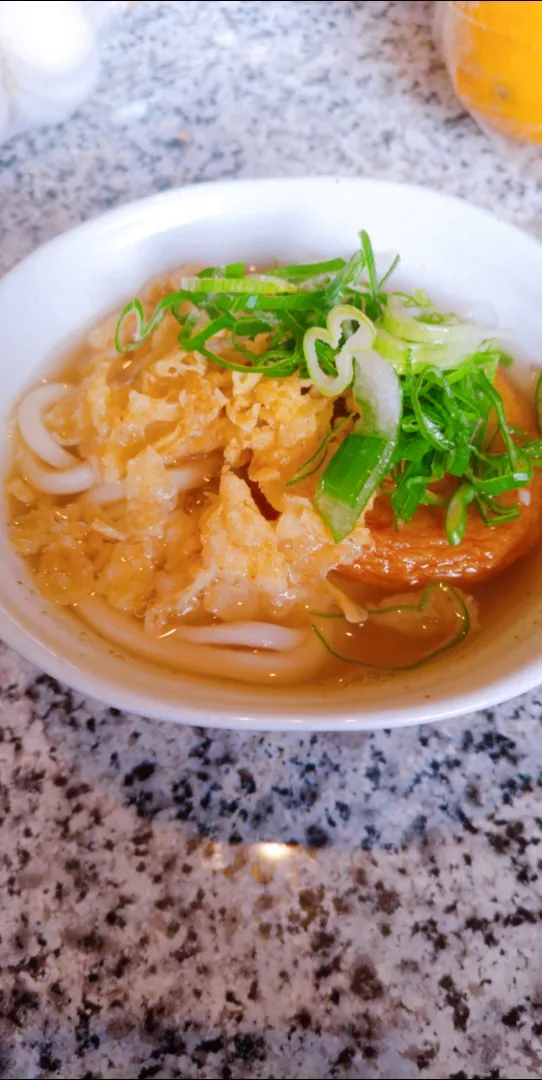 Snapdishの料理写真:懐かしい味のうどん

出し汁一人前
水　丼に一杯
酒　適量
醤油　少々
塩　お好みの量
ほんだし　お好みの量

天かす
私は、天ぷら粉を作り油で揚げ
作りましたが市販の揚げ玉でもOK

ねぎ　お好みの量


　|ごますりさん