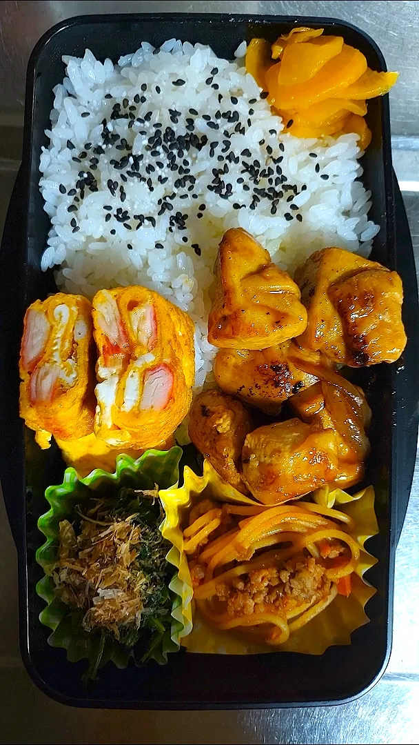 旦那弁当　2022/12/11

焼きとり
カニカマ玉子焼き
ミートスパゲッティ
ほうれん草のおひたし|ユキヨメ♪さん