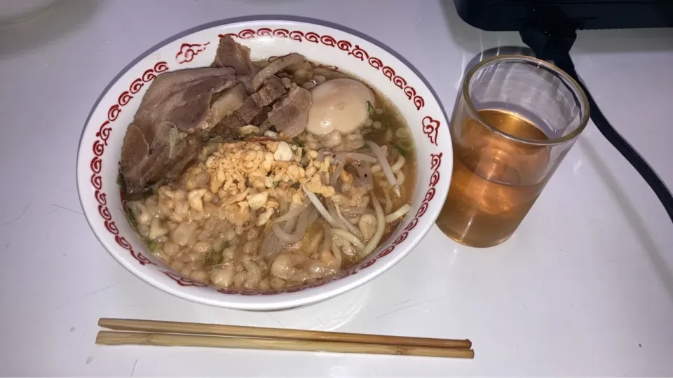 お昼ご飯は、お家ラーメン。☆自家製焼豚☆自家製煮卵☆天かす☆葱☆もやし炒め（娘作成）パパは、ライス付き。お店で食べたら、高額ラーメンになりますよー。残さず食べて下さいよー。って言って恩着せがましい母を横目で、睨んで鼻で笑う子達(^^)|Saharaさん