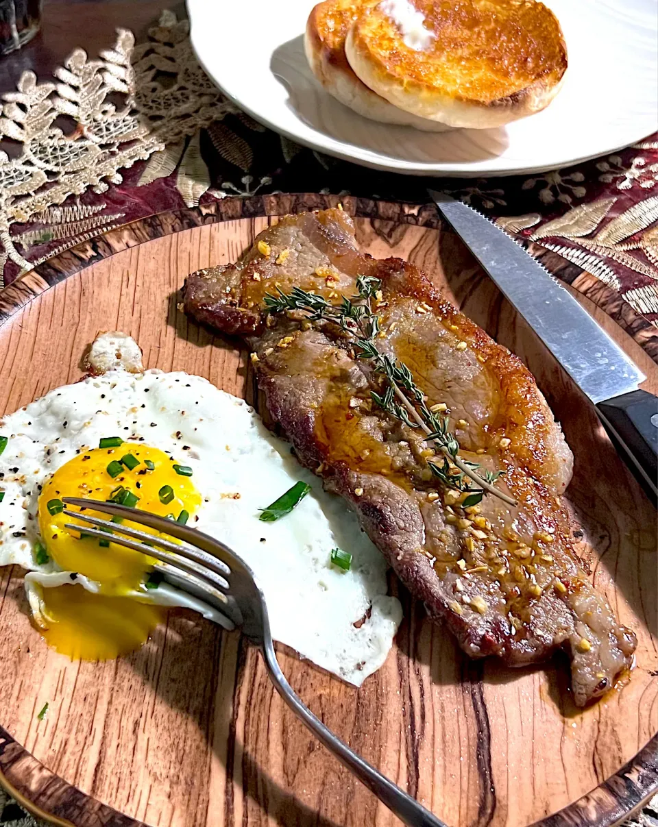 Maple rosemary grilled steak, fried egg and chives|chimpmunkeeさん