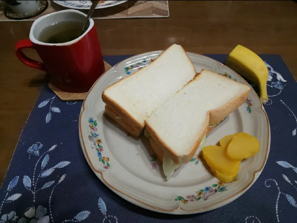 Snapdishの料理写真:サンドイッチ二種(昼飯)|enarinさん