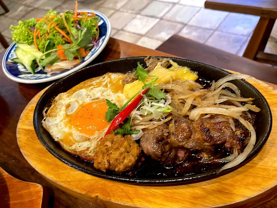 Snapdishの料理写真:Vietnamese Sizzling Beef Steak (Bo Ne)|270w178bさん