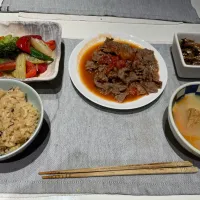 Snapdishの料理写真:牛トマト和風　見切り品で野菜のマリネ　食べるいりこ　お味噌汁と炊き込みご飯|maxbearさん