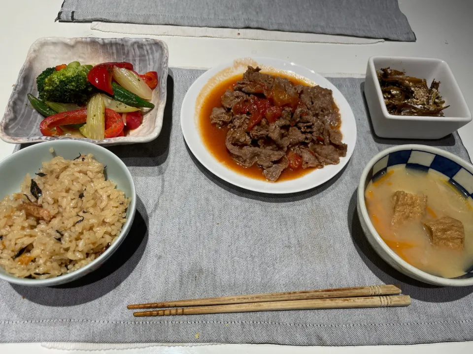 Snapdishの料理写真:牛トマト和風　見切り品で野菜のマリネ　食べるいりこ　お味噌汁と炊き込みご飯|maxbearさん