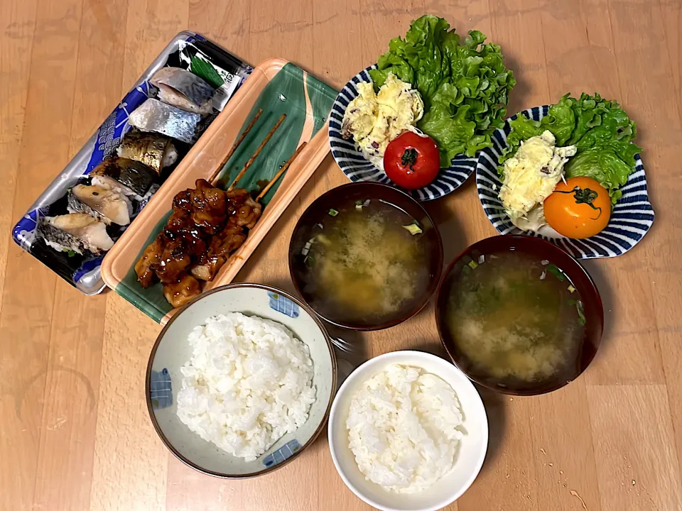 鯖３巻食べ比べ　焼き鳥　レーズンサラダ　しじみ汁　トマト|そのみさん