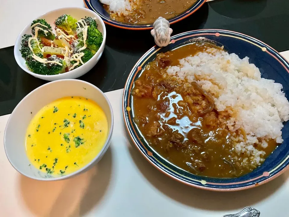 Snapdishの料理写真:昨日作った牛すじ煮込みを今日はカレーに。缶詰のコーンを潰してスープに。ブロッコリーは目の前の畑で採れたて^_^|Takeshi  Nagakiさん