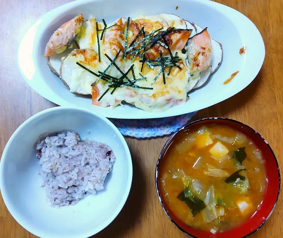 2022 1207　鮭と山芋のチーズ焼き　白菜と豆腐のお味噌汁|いもこ。さん