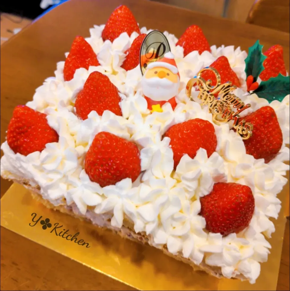 Xmasケーキ♡
会社でクリスマスパーティーをするので作りました。生クリームもいっぱい絞ってとても可愛いくなりましたよ〜。今年のクリスマスケーキ第一号♡♡♡|yuriさん