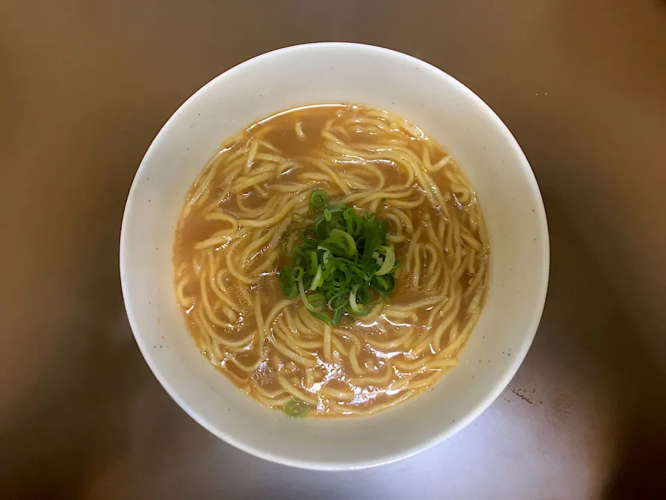 日清 ラ王 豚骨醤油|ばーさんさん