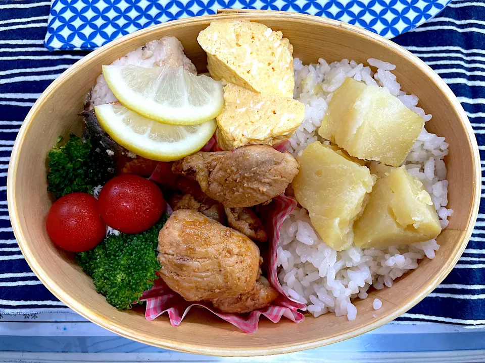 けいちゃん、ブリ照り焼き、玉子焼きとサツマイモご飯🍱|なお🅿️さん