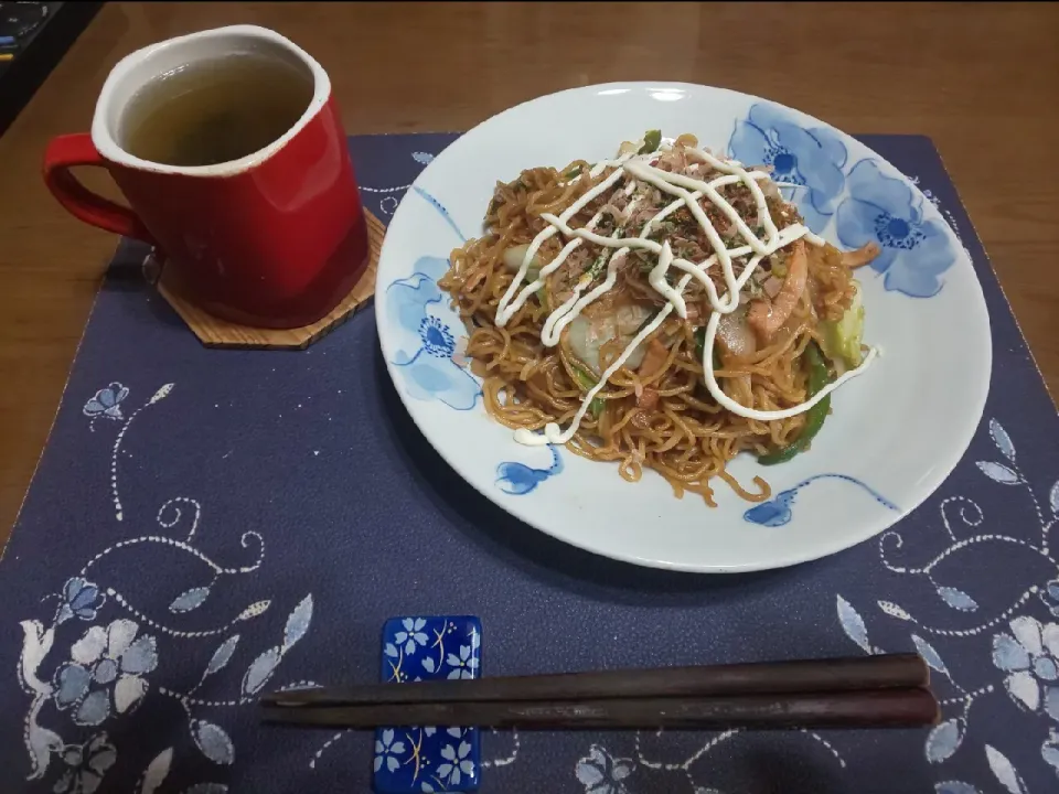 Snapdishの料理写真:大盛り焼きそば(昼飯)|enarinさん