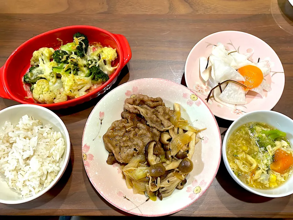 すき煮　色々野菜のとろみ和風スープ　紅白なます　ブロッコリーとカリフラワーのバジルチーズ焼き|おさむん17さん