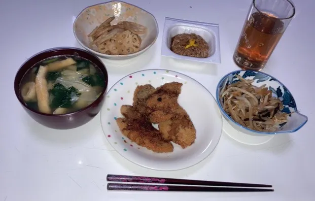 晩御飯_(:3 」∠)_今日も、ほぼ作り置きで完了。☆もやしの中華和え☆れんこんのきんぴら☆鯖フライ☆納豆☆みそ汁（大根、キャベツ、揚げ、ほうれん草）|Saharaさん