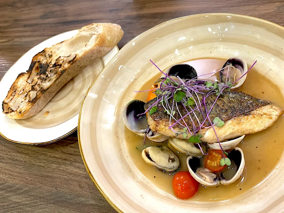 Snapdishの料理写真:WILD BARRAMUNDI FILLET with littleneck clams, green shell mussel and saffron broth|270w178bさん