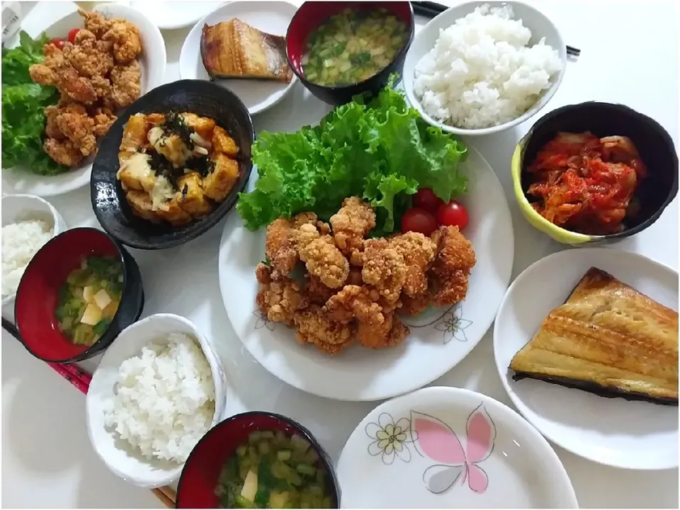 夕食(*^^*)
唐揚げ&サラダ🥗
ホッケ焼
厚揚げの甘辛チーズ焼
キムチ
お味噌汁(小松菜、豆腐)|プリン☆さん