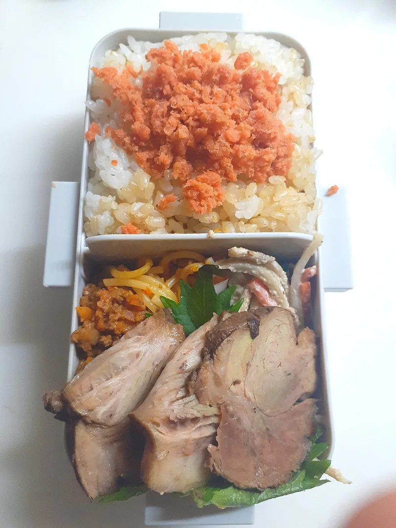 ☆中学生弁当☆玄米入り鮭ごはん。牛蒡サラダ、ミートソースパスタ、豚チャーシュー|ｼｮｺﾗさん