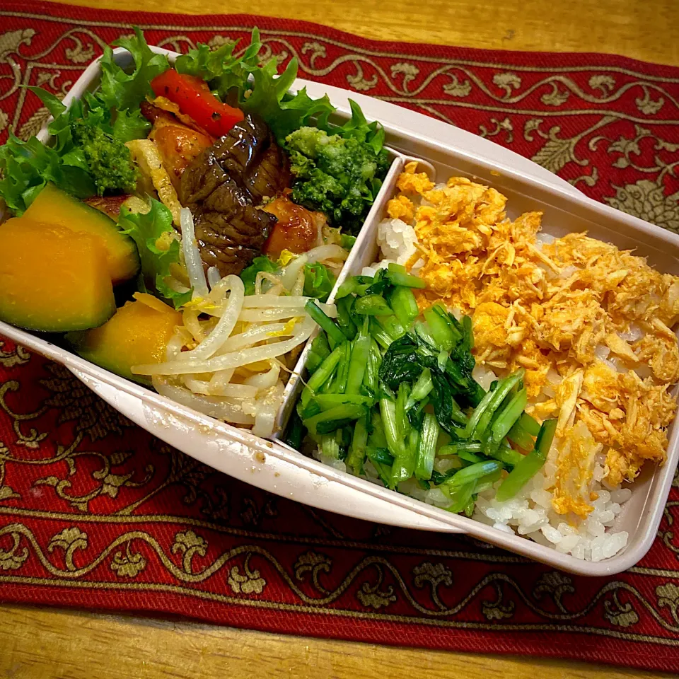 グリルチキンと野菜と、南瓜の煮物とらもやしのナムルと青菜とツナ明太子ご飯弁当|もえさん