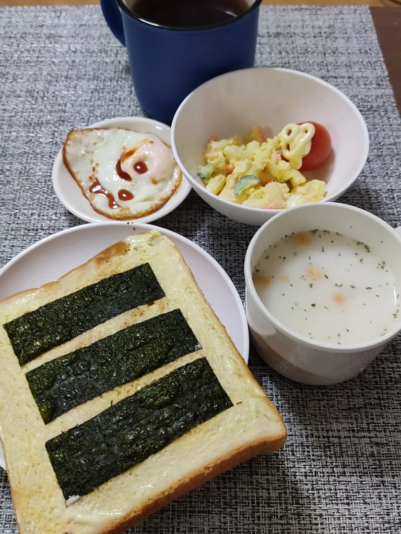 Snapdishの料理写真:マヨネーズ醤油海苔パンにありつく

冷蔵庫がないまでも、なんとか目玉焼きなどいつもの朝食が食べられるようになりました。
朝晩冷えるのを利用してのことです。
おそらく流し台の下の冷暗所は、10度を超えないはず。
毎回ドキドキしながらの食事が続きます。|Rピージャーさん