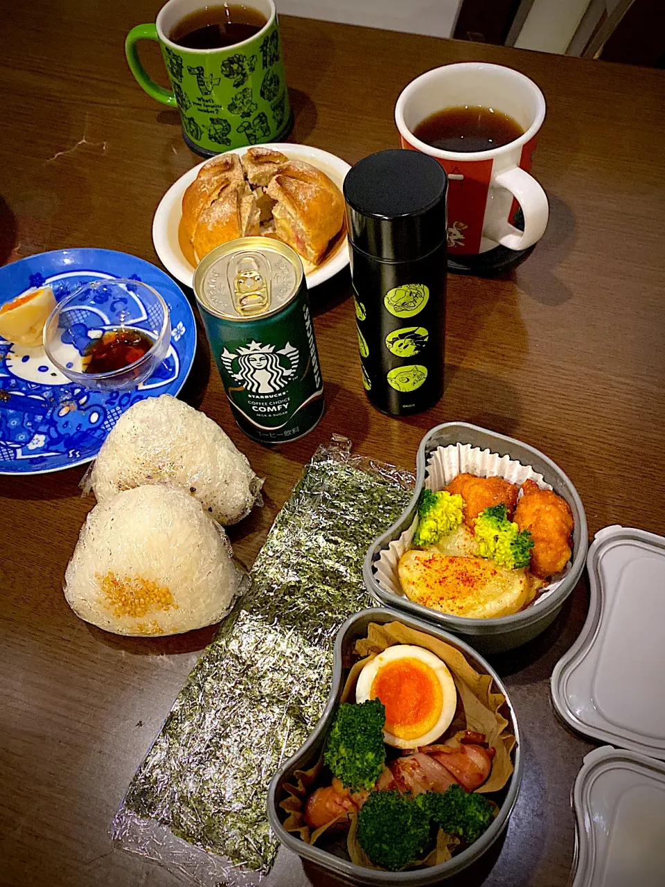 Snapdishの料理写真:お弁当🍱　塩むすび　白黒胡麻　焼き海苔　フライドチキン　ベイクドポテト　激辛デビルシーズニング　焼きブロッコリー　煮卵　ベーコン巻きチーズウインナー　みかん　麦茶　コーヒーCOMFY  セーグルカマンライ麦ブレッド　　豆乳ヨーグルト　ドライフルーツ　マーマレード|ch＊K*∀o(^^*)♪さん