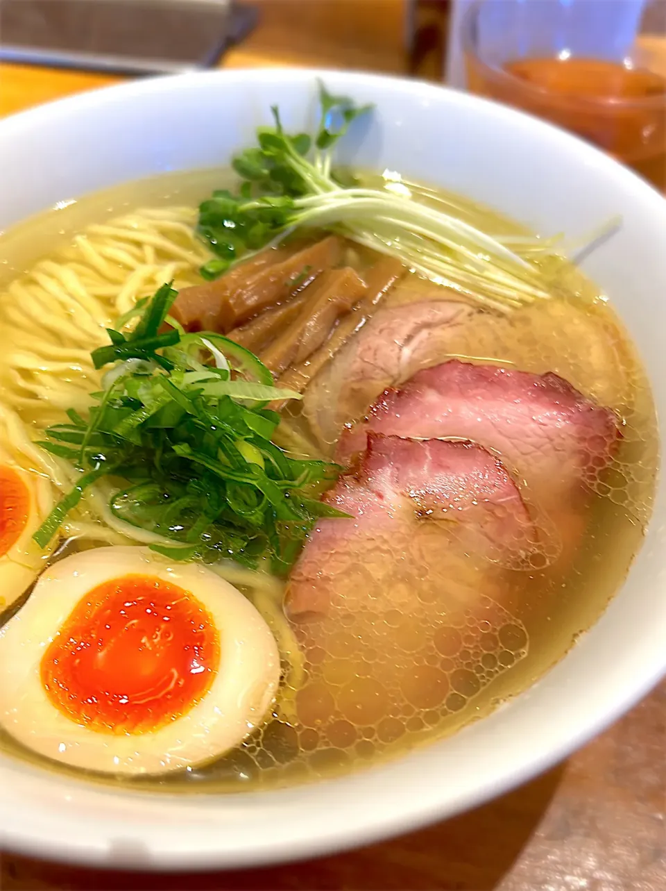 味玉塩ラーメン（ちぢれ麺）大盛り|いさかつさん