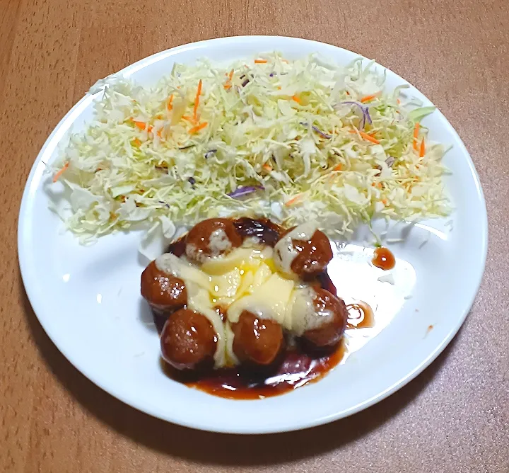 市販のミートボールにチーズをのせて
コールスローミックス
ご飯🍚|ナナさん