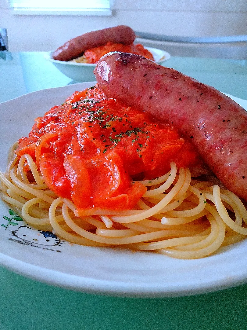 トマトチーズパスタにソーセージド～ン😁|かずにゃさん