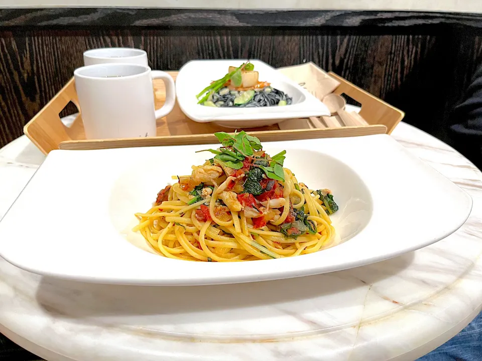 Linguine with crab meat and sun fried tomato in basil chilli sauce|skyblueさん