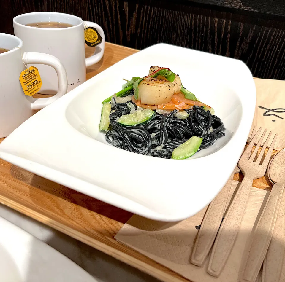 Squid ink fresh egg pasta with scallop and smoked salmon in dill cream sauce|skyblueさん