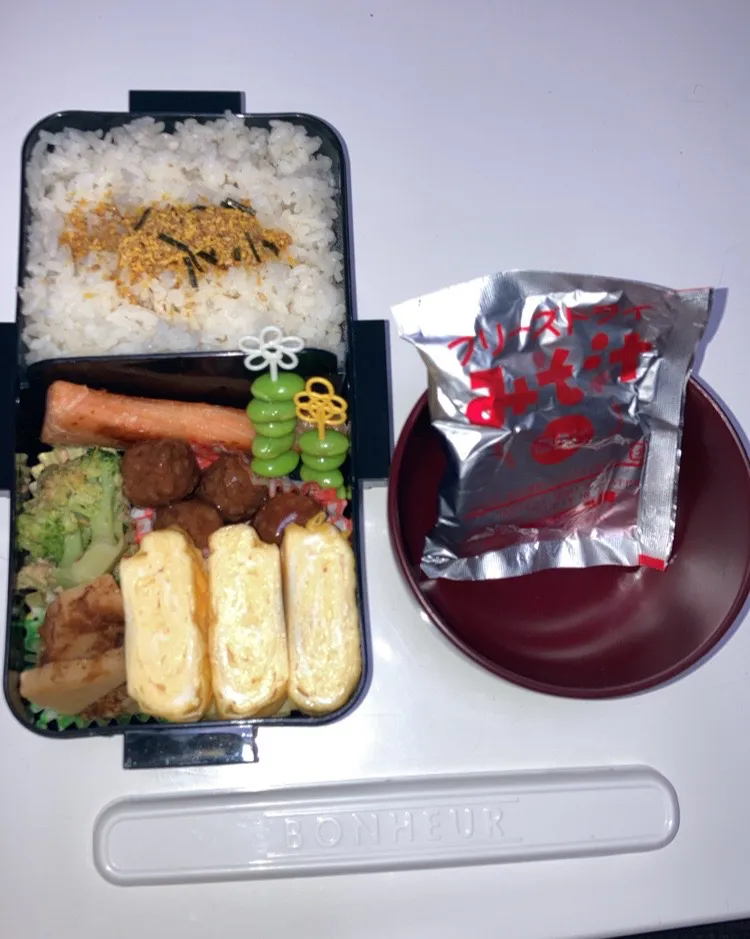 Snapdishの料理写真:パパ弁☆鮭☆ブロッコリーのアーモンド和え☆筍の土佐煮☆枝豆☆ミートボール☆卵焼き☆みそ汁|Saharaさん