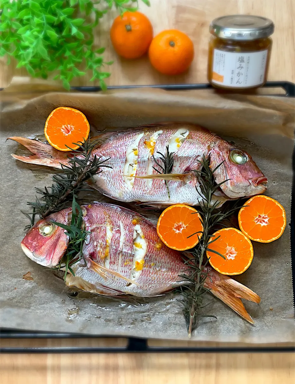 Snapdishの料理写真:釣り魚🎣鯛の塩みかんオーブン焼き|9421beruさん