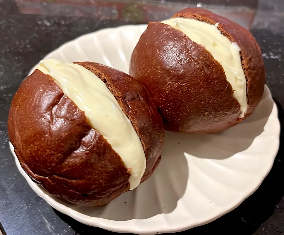 チョコチップ入りココアパン♡チーズクリームを挟んで🤏|ちっちきさん