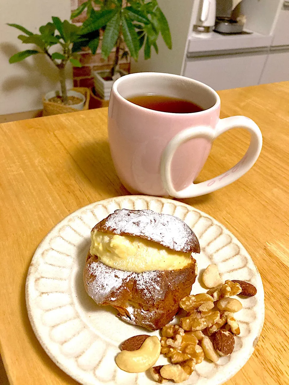 シュークリーム頂きました❤️カスタードクリームの中にアーモンドプードルたっぷりのクッキーが入っていて美味しかったです😋|さくたえさん