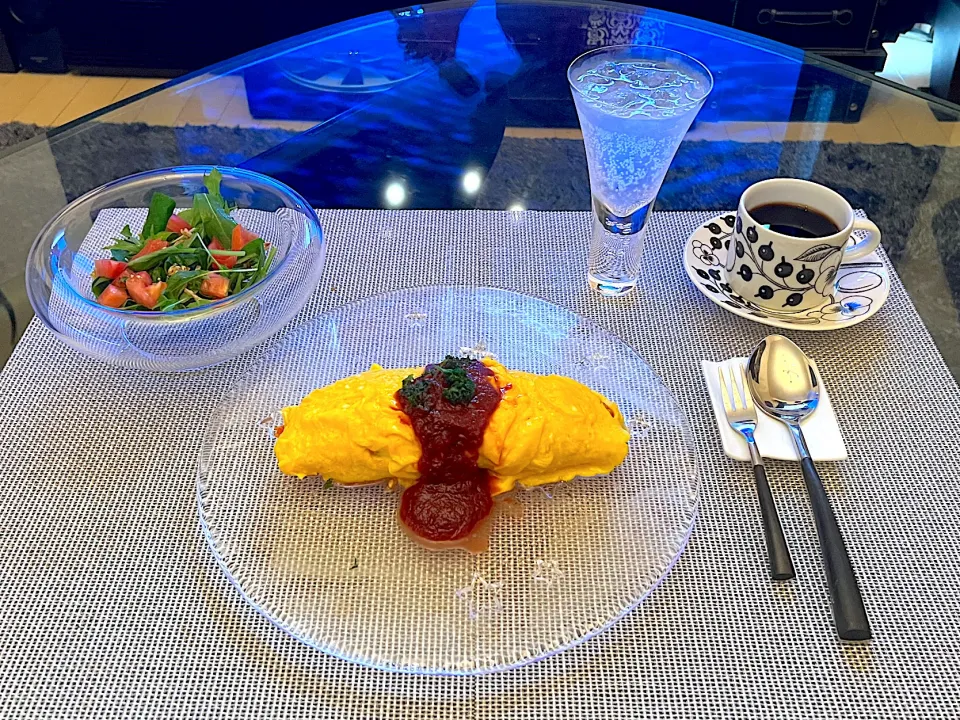 休日の水曜日✨

チキンライスが食べたくなり、オムライスに。


●オムライス
●ベビーリーフとトマトのサラダ🥗
●強炭酸水
●コーヒー☕️|yokoさん