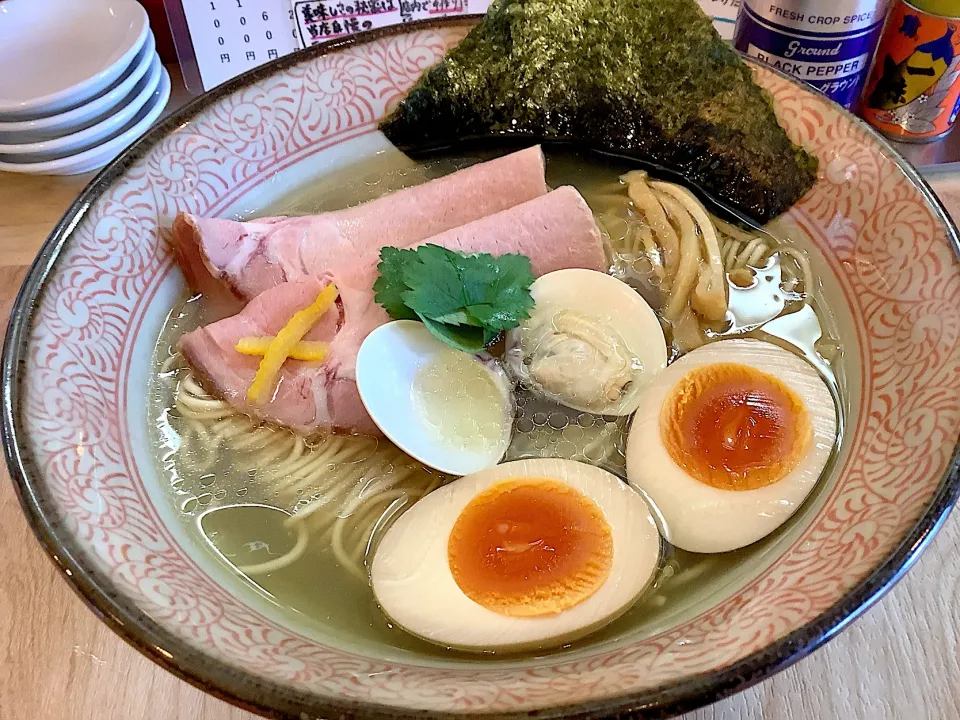 Snapdishの料理写真:味玉付き『蛤塩中華そば』🍜😋|アライさんさん