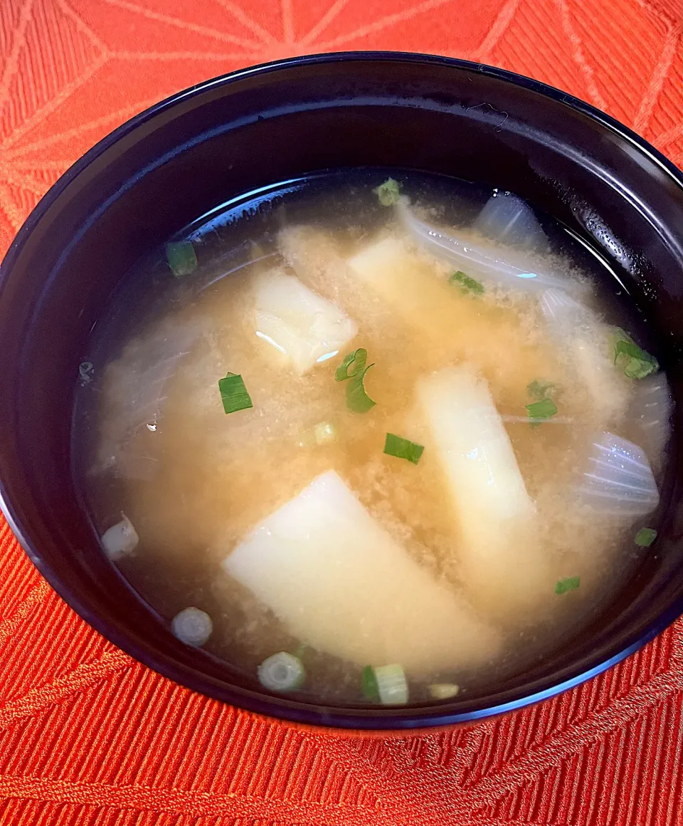 玉ねぎとじゃがいもの味噌汁|奈保ごはんさん