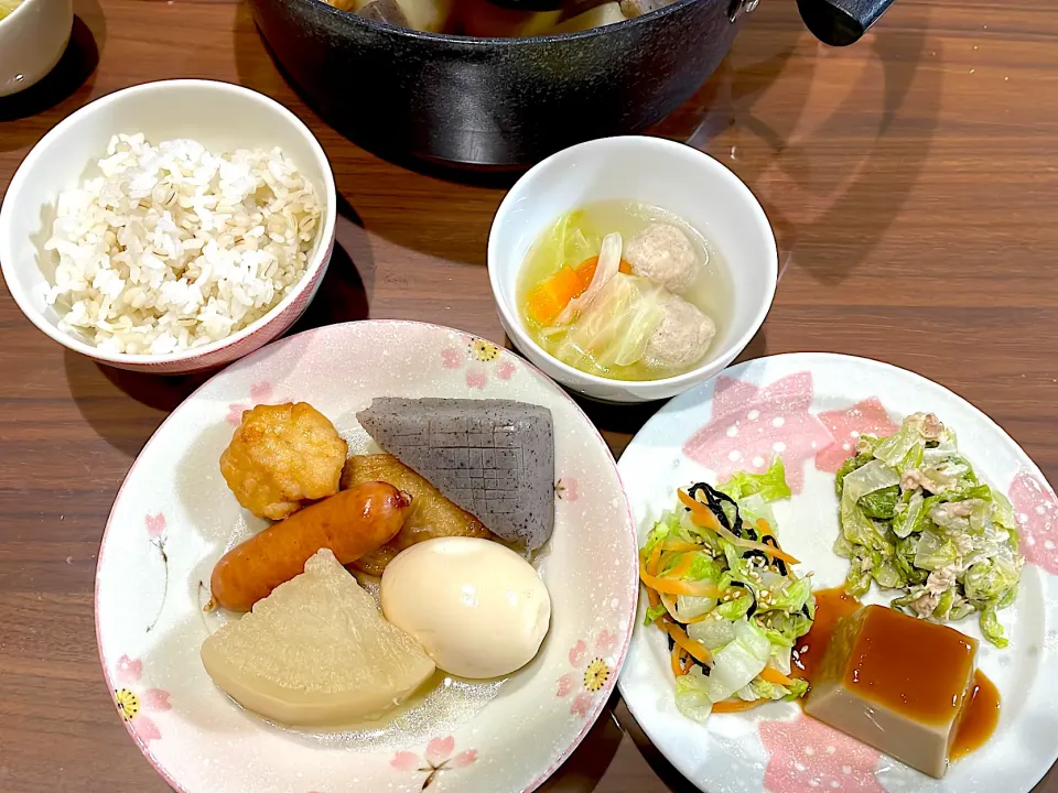 Snapdishの料理写真:おでん　白菜の和え物二種　胡麻豆腐　キャベツと鶏団子のスープ|おさむん17さん