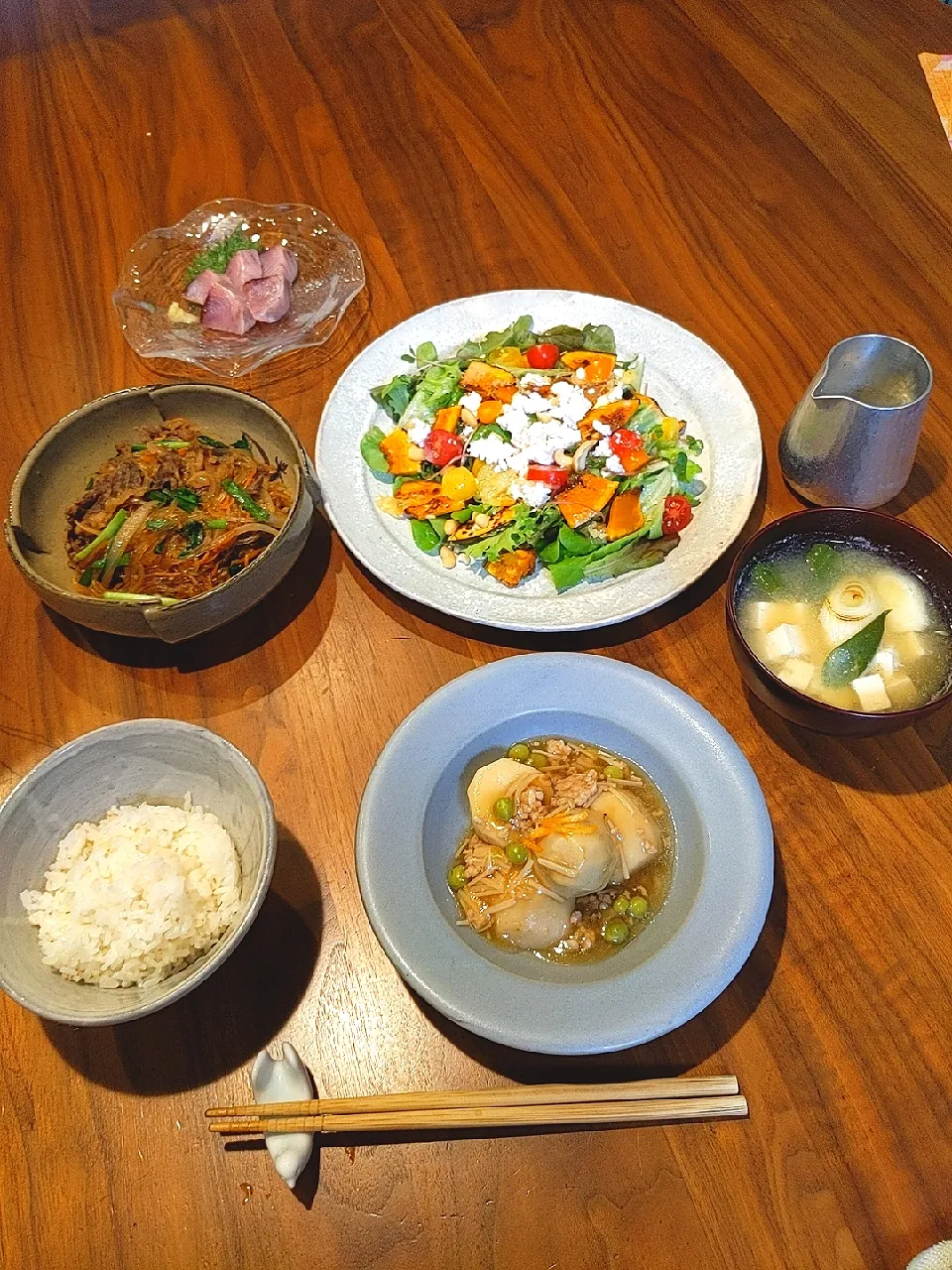 Snapdishの料理写真:チャプチェ
ヤイトカツオのお刺し身
ロースト下仁田ネギと豆腐の味噌汁
里芋鶏そぼろあんかけ
カッテージチーズとグリル野菜のサラダ
はちみつ練乳キンカンドレッシング添え|ちくさん